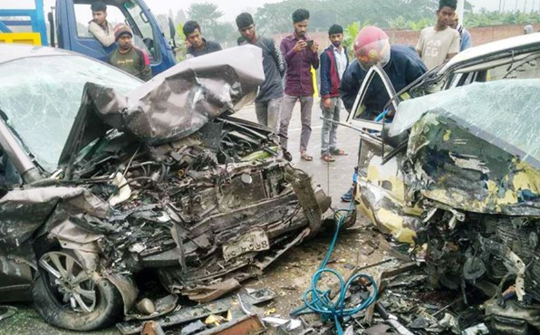 দুই প্রাইভেটকারের সংঘর্ষে নিহত ৩